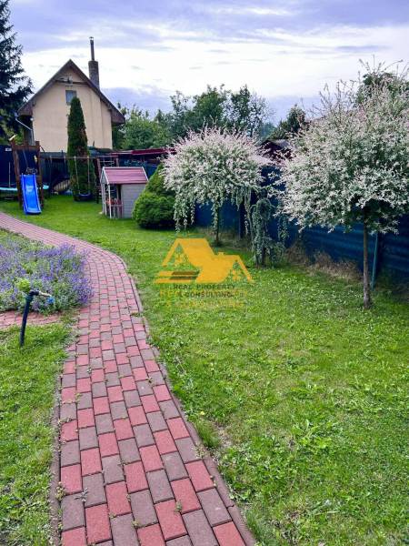 Predám peknú chatu na celoročné bývanie v Nových zámkoch - Záhrada pri chate v Nových Zámkoch s detským ihriskom na ulici Nové Zámky.