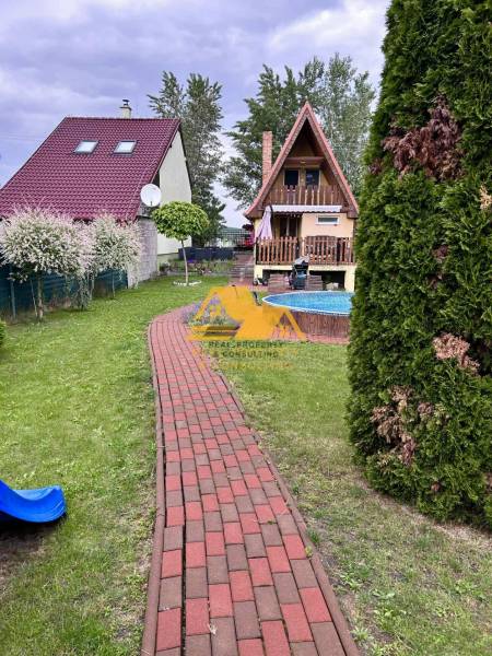 Predám peknú chatu na celoročné bývanie v Nových zámkoch - Záhrada s cestičkou k chate v Nových Zámkoch na ulici Nové Zámky.