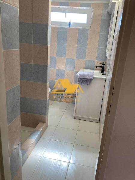 Predám peknú chatu na celoročné bývanie v Nových zámkoch - Kúpeľňa v chate s farebnými obkladačkami a sprchovacím kútom so zástenou.