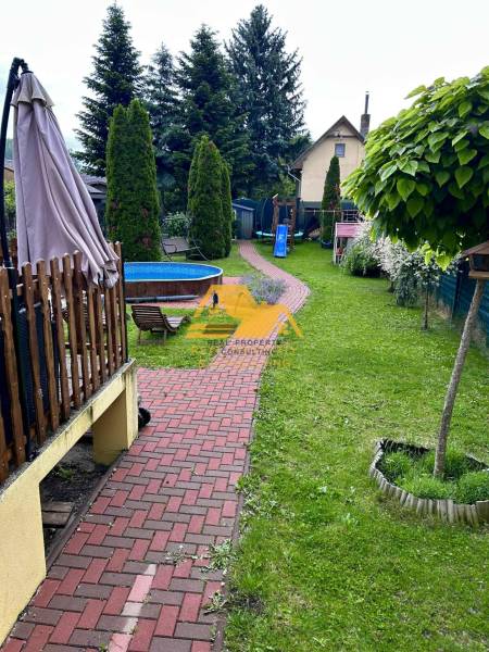 Predám peknú chatu na celoročné bývanie v Nových zámkoch - Záhrada s bazénom a altánkom pri chate v Nových Zámkoch na ulici Nové Zámky.