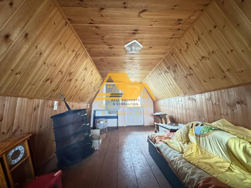 Predám peknú chatu na celoročné bývanie v Nových zámkoch - Podkrovie v chate s dreveným dekorom a jednoduchým vybavením, príjemný priestor na oddych.