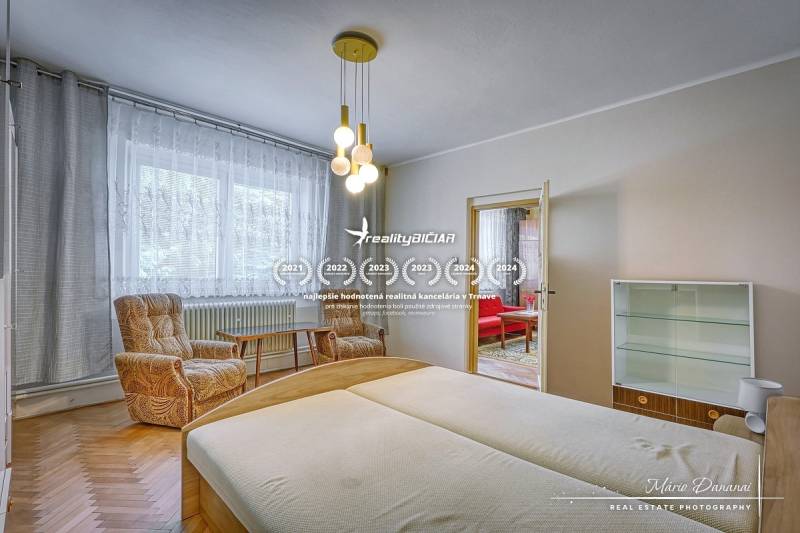 REZERVOVANÉ 4-izbový rodinný dom na Kopánke v Trnave - Spálňa rodinného domu so svetlým dreveným nábytkom a pohodlnými kreslami.