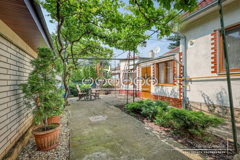 REZERVOVANÉ 4-izbový rodinný dom na Kopánke v Trnave - Rodinný dom na tichej ulici v Trnave s terasou a zeleňou.