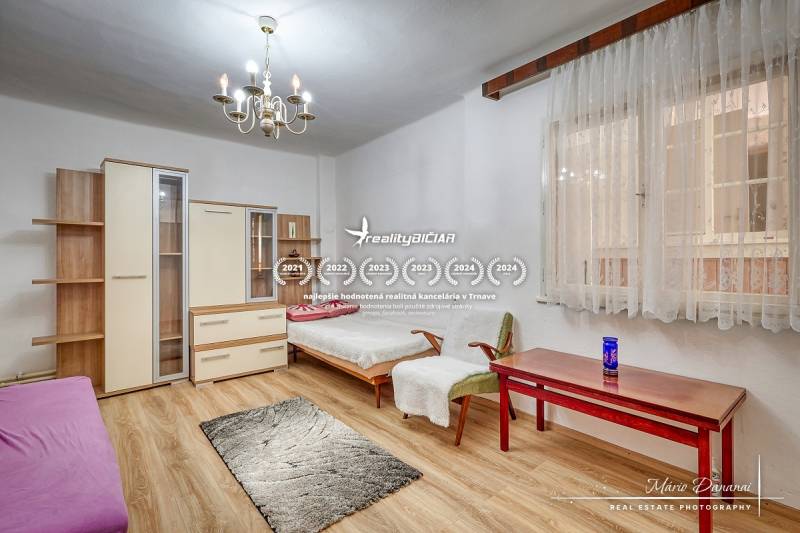 REZERVOVANÉ 4-izbový rodinný dom na Kopánke v Trnave - Rodinný dom s drevenou podlahou, lustrami a nábytkom, izba s denným svetlom.