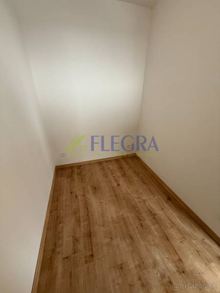 Na predaj 1,5-izbový byt v novostavbe GREENSIDE Trebišov - Malá miestnosť v 1-izbovom byte s podlahou s dreveným dekorom.