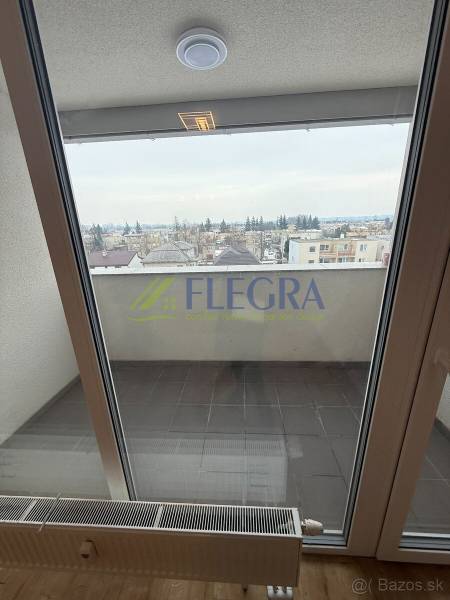 Na predaj 1,5-izbový byt v novostavbe GREENSIDE Trebišov - Výhľad z balkóna 1-izbového bytu na Trebišov, Hodvábna, cez veľké balkónové dvere.