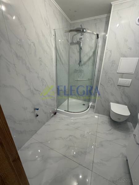 Na predaj 1,5-izbový byt v novostavbe GREENSIDE Trebišov - Kúpeľňa s mramorovými obkladmi a sprchovým kútom v 1-izbovom byte.