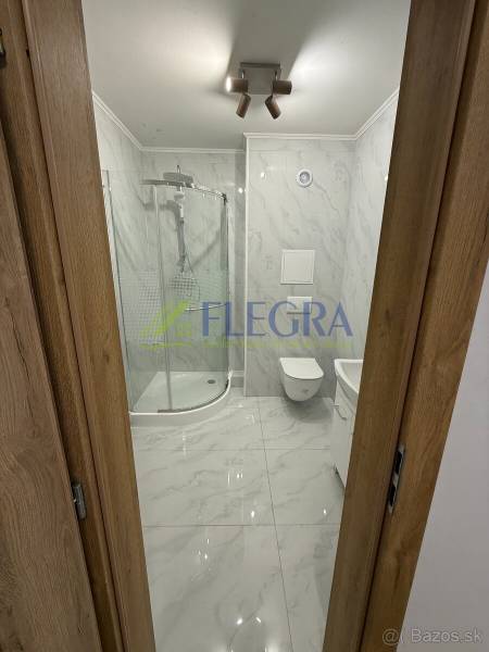 Na predaj 1,5-izbový byt v novostavbe GREENSIDE Trebišov - Kúpeľňa v 1-izbovom byte so sprchovým kútom a keramickým obkladom.