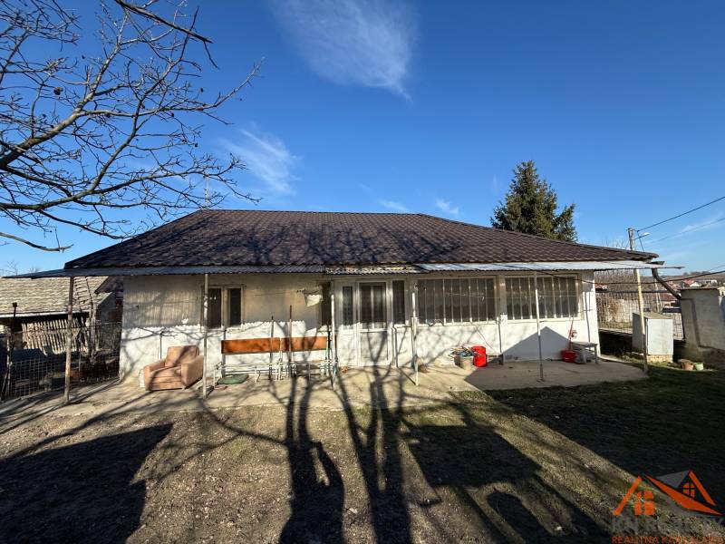 Výborná investícia! Pozemok so starým rodinným domom Svätý Peter - Rodinný dom na Cintorínskej ulici v Svätom Petre s rozsiahlym dvorom a stromami.