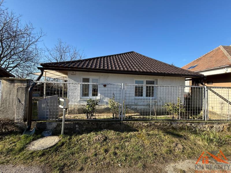 Výborná investícia! Pozemok so starým rodinným domom Svätý Peter - Rodinný dom na Cintorínskej ulici v Svätom Petri s oploteným dvorom a záhradou.