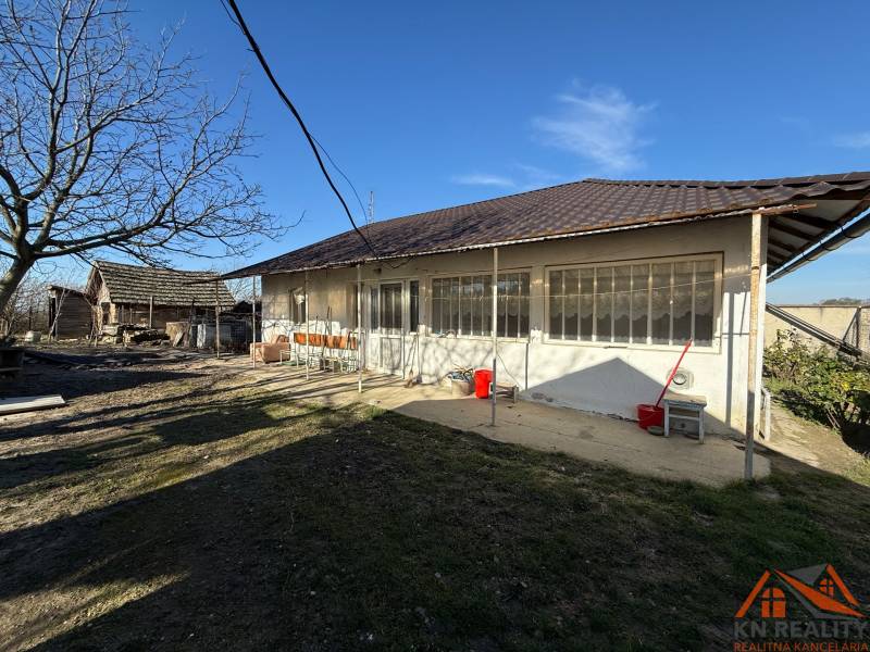 Pozemok pre 2 rodinné domy Svätý Peter - Rodinný dom na Cintorínskej ulici v Svätom Petre, určený na bývanie.