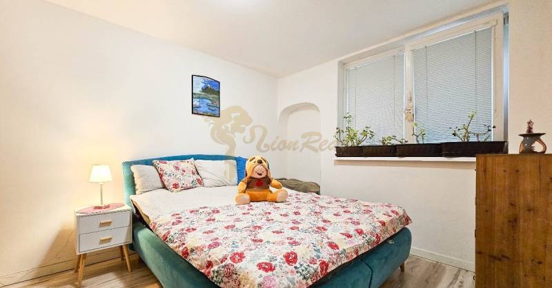 Rodinný dom v obci Bernolákovo, po kompletnej rekonštrukcii - Spálňa v rodinnom dome s kvetinovým vzorom postele a dekoráciami.