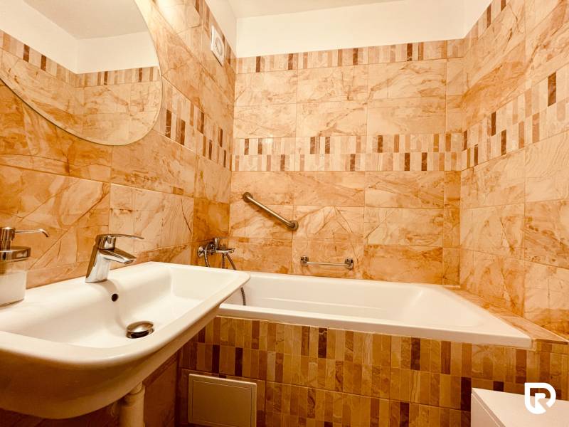 EXKLUZÍVNE! | Krásny 2-izbový byt | 52m² | Považanova - Kúpeľňa v 2-izbovom byte s umývadlom a vaňou, obložená mramorovými kachličkami.