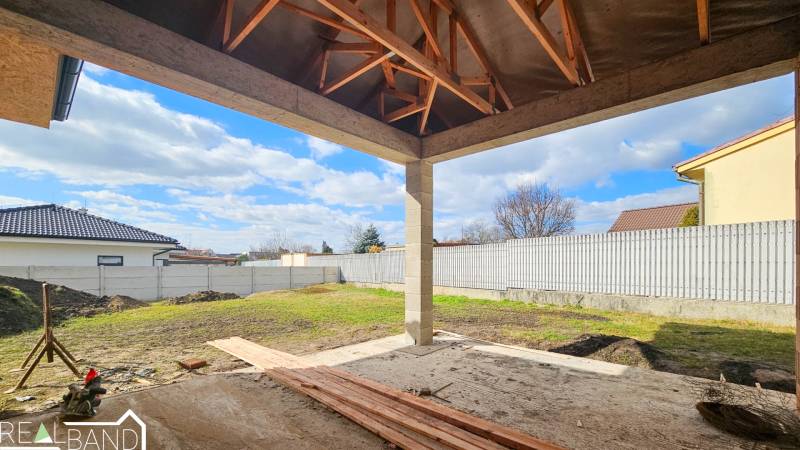 PRIESTRANNÁ 4-IZBOVÁ NOVOSTAVBA 167.38m²- BUNGALOV NA POZEMKU AŽ 702m² - Stavebný postup rodinného domu v Pavliciach s drevenou strešnou konštrukciou a upraveným dvorom.