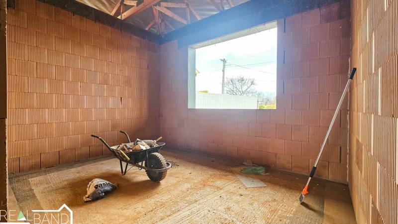 PRIESTRANNÁ 4-IZBOVÁ NOVOSTAVBA 167.38m²- BUNGALOV NA POZEMKU AŽ 702m² - Interiérová miestnosť v rodinnom dome s tehlovými stenami, fúrikom a náradím.