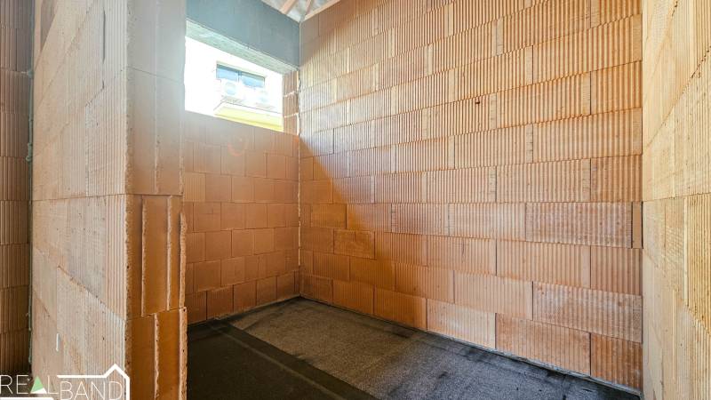 PRIESTRANNÁ 4-IZBOVÁ NOVOSTAVBA 167.38m²- BUNGALOV NA POZEMKU AŽ 702m² - Prázdna miestnosť v rozostavanom rodinnom dome s tehlovými stenami.