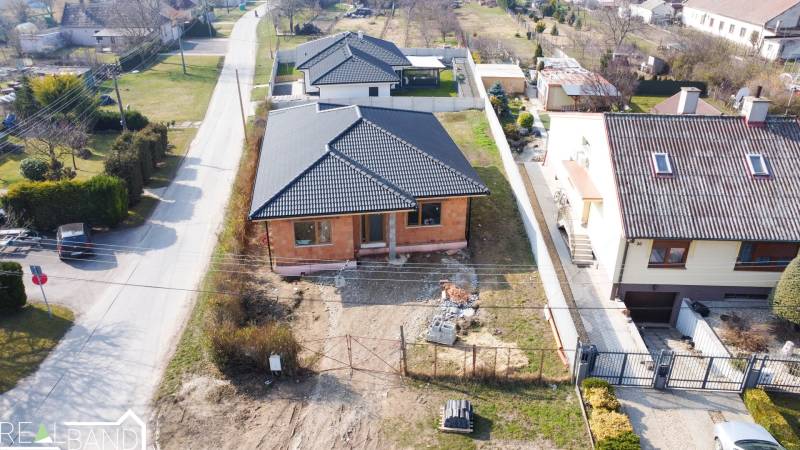 PRIESTRANNÁ 4-IZBOVÁ NOVOSTAVBA 167.38m²- BUNGALOV NA POZEMKU AŽ 702m² - Rodinný dom v Pavliciach so šikmou strechou a rozostavaným dvorom.