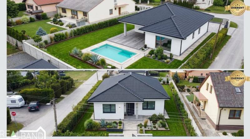 PRIESTRANNÁ 4-IZBOVÁ NOVOSTAVBA 167.38m²- BUNGALOV NA POZEMKU AŽ 702m² - Rodinný dom v Pavliciach s bazénom a záhradou, obklopený trávnatou plochou a zeleňou.