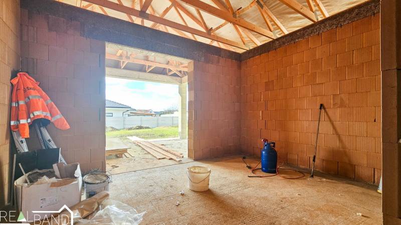 PRIESTRANNÁ 4-IZBOVÁ NOVOSTAVBA 167.38m²- BUNGALOV NA POZEMKU AŽ 702m² - Stavba rodinného domu v Pavliciach, tehlové steny, rozpracovaná konštrukcia strechy.