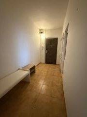 Ponúkame na prenájom priestranný 3-izbový byt v centre Martina  - Interiér 3-izbového bytu s podlahou s dreveným dekorom, certifikát Overený člen.