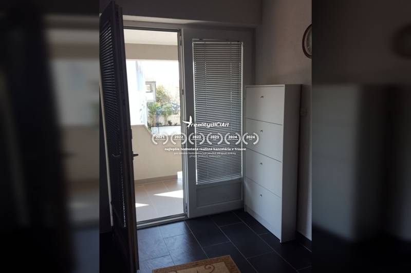 NIN-GRBLJANSKE VIKENDICE - dom s dvoma bytmi - Vstup na balkón v rodinnom dome s kachľovou podlahou a bielym nábytkom.