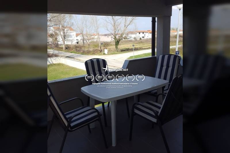 NIN-GRBLJANSKE VIKENDICE - dom s dvoma bytmi - Zariadený balkón v rodinnom dome v ulici Grbi v meste Nin.