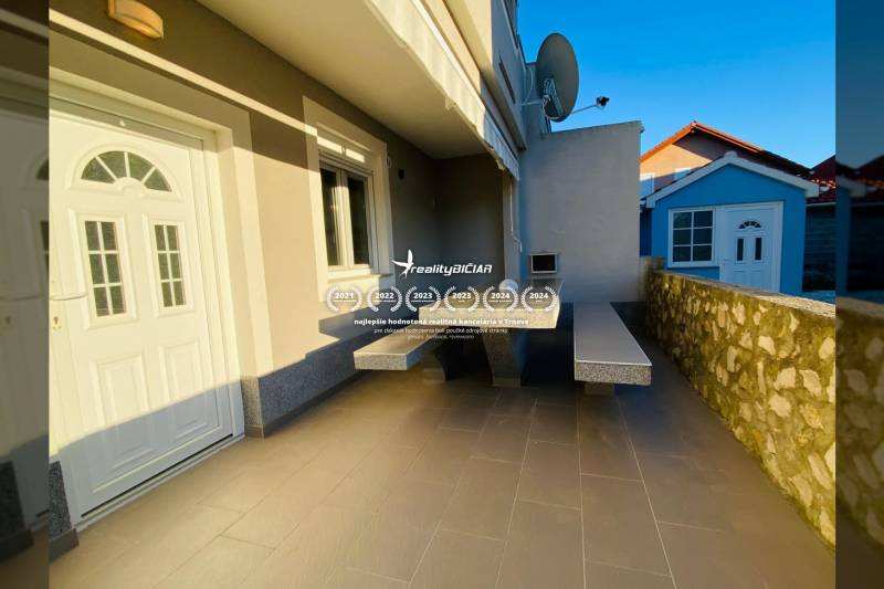 NIN-GRBLJANSKE VIKENDICE - dom s dvoma bytmi - Rodinný dom v Nine na ulici Grbi má terasu s kamenným múrom a satelitnou anténou.