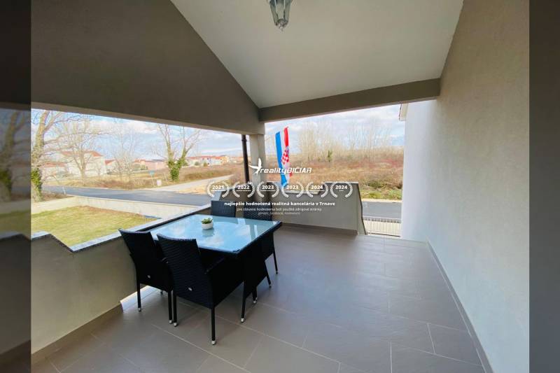 NIN-GRBLJANSKE VIKENDICE - dom s dvoma bytmi - Terasa rodinného domu na ulici Grbi v Nine s výhľadom na okolie.