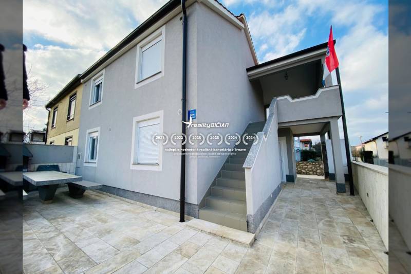 NIN-GRBLJANSKE VIKENDICE - dom s dvoma bytmi - Rodinný dom na ulici Grbi v Ninu s vonkajším schodiskom a terasou.