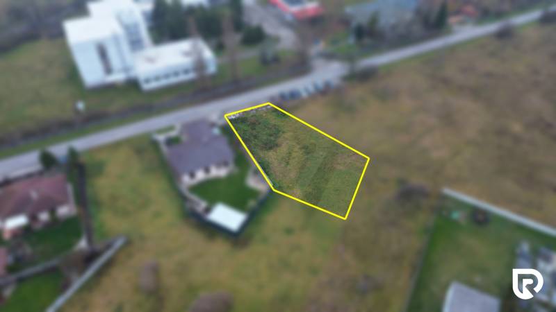 Stavebný pozemok 946m2 pre Rodinný dom | Mierovo - Letecký pohľad na pozemok na ulici Mierová v Mierovo, obklopený budovami, Pozemky - bývanie.