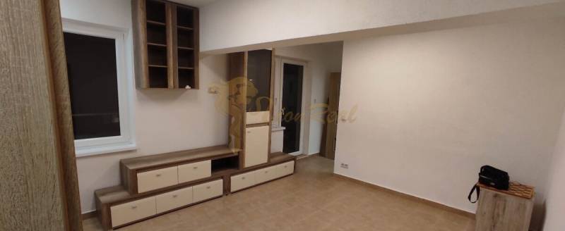 1-izb. byt, Krížná ul., Staré Mesto s veľkou lodžiou - Obývacia izba 1-izbového bytu s nábytkom a podlahou s dreveným dekorom.