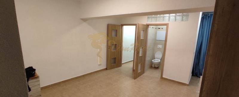 1-izb. byt, Krížná ul., Staré Mesto s veľkou lodžiou - Interiér 1-izbového bytu s keramickou dlažbou a viditeľnou kúpeľňou cez dvere.