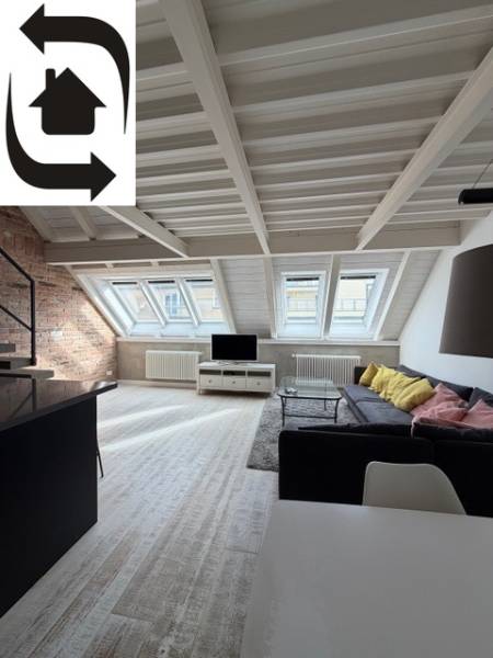 4 Izbový byt na Medenej ulici na prenájom - Podkrovná obývačka so strešnými oknami, podlaha s dreveným dekorom, 4-izbový byt.