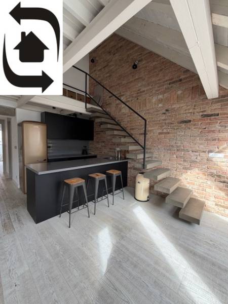 4 Izbový byt na Medenej ulici na prenájom - Kuchynský kút s barom a schodiskom v 4-izbovom byte, podlaha s dreveným dekorom.