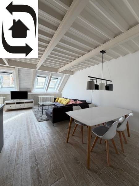 4 Izbový byt na Medenej ulici na prenájom - Strešný obývací priestor v 4-izbovom byte s podlahou s dreveným dekorom a strešnými oknami.