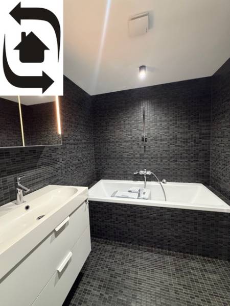 4 Izbový byt na Medenej ulici na prenájom - Elegantná kúpeľňa s tmavými obkladmi a vaňou v 4-izbovom byte.