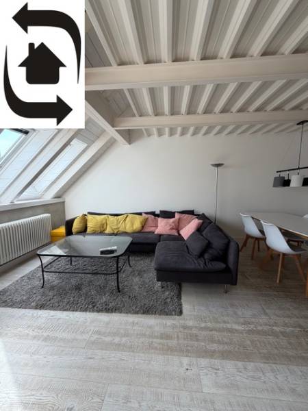 4 Izbový byt na Medenej ulici na prenájom - Obývacia izba s podlahou s dreveným dekorom, pohovkou a jedálenským stolom v 4-izbovom byte.