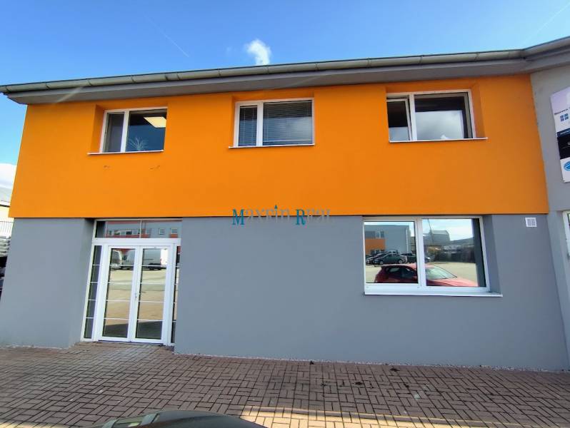 Obchodný priestor v Nitre s parkovaním - Budova na Štúrovej ulici v Nitre, obchodné priestory so svetlou fasádou.