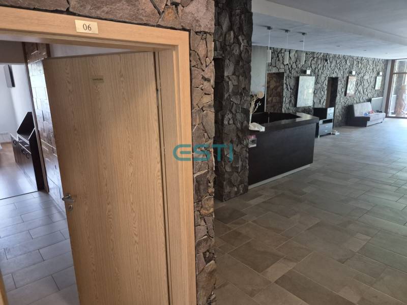 SKI MAKOV, 1 izbový byt - Apartmán 46 m2 - Kamenné steny a drevené dvere vedúce do kancelárie v 1-izbovom byte.