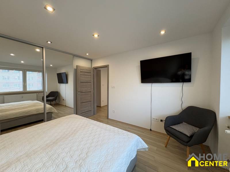 NA PREDAJ vkusne zrekonštruovaný  2 izbový byt, Komárno - Dvojizbový byt s TV, šatníkom a podlahou s dreveným dekorom.