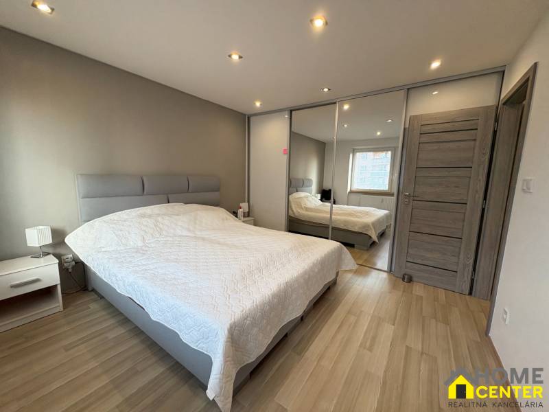 NA PREDAJ vkusne zrekonštruovaný  2 izbový byt, Komárno - Spálňa v 2-izbovom byte s podlahou s dreveným dekorom.