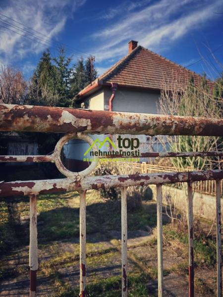 HORNÉ CHLEBANY - rodinný dom hneď k nasťahovaniu - Rodinný dom v Horných Chlebanoch, oplotenie s nádychom patiny a záhrada.