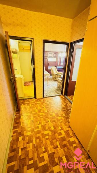 Na predaj 2 i byt v Partizánskom - Šípok - Koridor v 2-izbovom byte s podlahou s dreveným dekorom a dverami do izieb.
