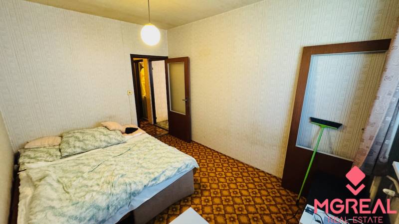 Na predaj 2 i byt v Partizánskom - Šípok - Spálňa s kobercom, posteľou a svetlými stenami v 2-izbovom byte.