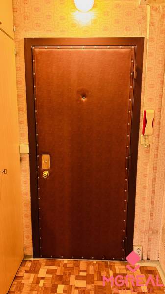 Na predaj 2 i byt v Partizánskom - Šípok - Vstupné dvere do 2-izbového bytu s dreveným dekorom na podlahe.