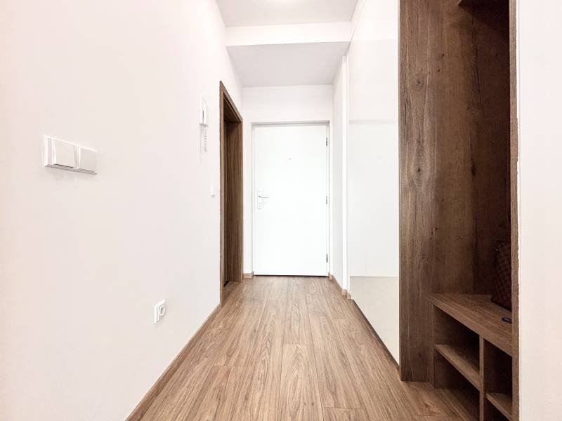 I PRENÁJOM - Nový moderný 2-izb. byt, TEHELNÉ POLE, Bajkalská - Na ulici Bajkalská sa nachádza chodba v 2-izbovom byte s drevenou podlahou.