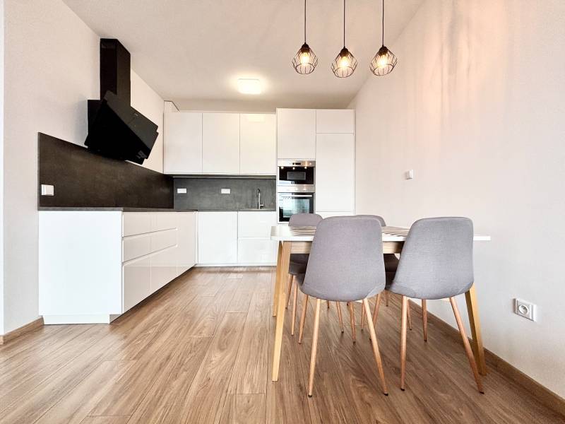 I PRENÁJOM - Nový moderný 2-izb. byt, TEHELNÉ POLE, Bajkalská - Kuchyňa a jedálenský kút 2-izbového bytu s drevenou podlahou na ulici Bajkalská.