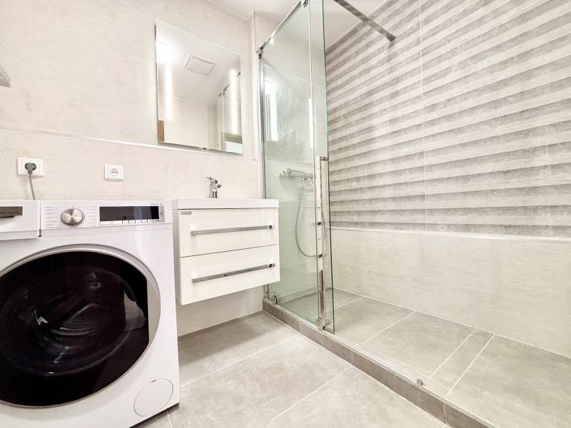 I PRENÁJOM - Nový moderný 2-izb. byt, TEHELNÉ POLE, Bajkalská - Kúpeľňa s práčkou, sprchovým kútom a umývadlom, na ulici Bajkalská, 2-izbový byt.