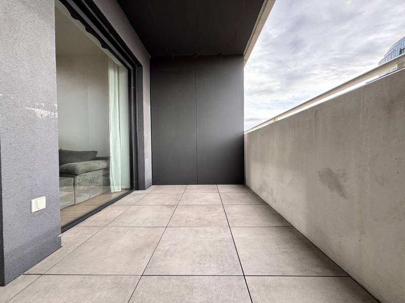 I PRENÁJOM - Nový moderný 2-izb. byt, TEHELNÉ POLE, Bajkalská - Balkón s dlažbou, výhľadom na ulici Bajkalská, vedľa 2-izbového bytu so sklenenými dverami.