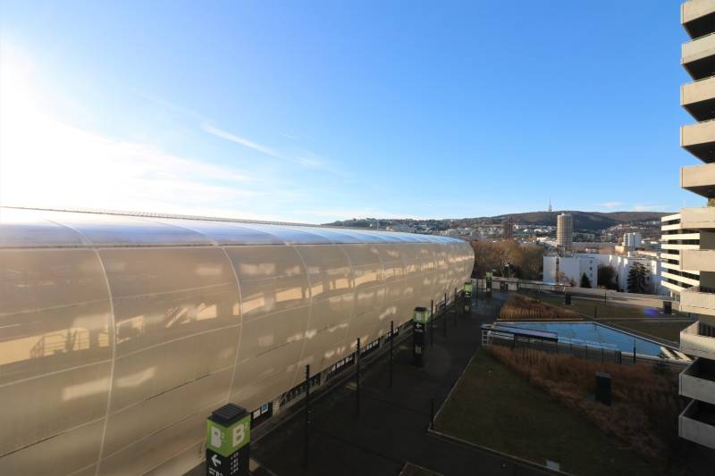 I PRENÁJOM - Nový moderný 2-izb. byt, TEHELNÉ POLE, Bajkalská - Na obrázku je budova s panorámou na ulici Bajkalská, v Bratislave, blízko 2-izbového bytu.